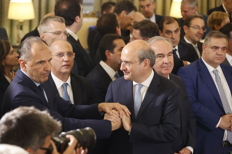 Γιώργος Γεραπετρίτης και Κωστής Χατζηδάκης σε μια ζεστή χειραψία. Νέα καθήκοντα και για τους δύο από σήμερα. 