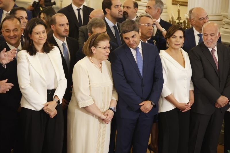 Αν και όλοι γύρω της άλλαξαν υπουργείο, η Λίνα Μενδώνη παρέμεινε σταθερή και αμετακίνητη, ξεκινώντας μια νέα θητεία στο υπουργείο Πολιτισμού 