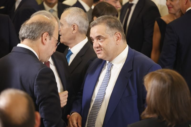 Ο Βασίλης Σπανάκης, νέος υφυπουργός Εργασίας, μάλλον αναζητά συμβουλές από τον... παλιό Κωστή Χατζηδάκη 