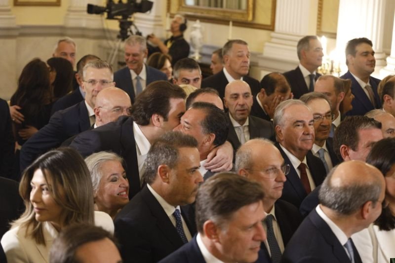 Αγκαλιά με... κεφαλοκλείδωμα από τον Κυριάκο Πιερρακάκη στον Αδωνι Γεωργιάδη. 