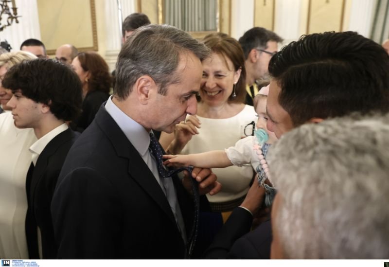 Η δεσποινίς Κυρανάκη, πάντως, έδειξε να ενθουσιάζεται με τη γραβάτα του πρωθυπουργού 