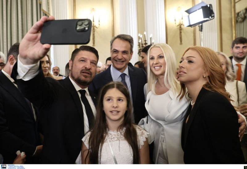 Και μια selfie του πρωθυπουργού με τον Νίκο Χαρδαλιά και την οικογένειά του. 