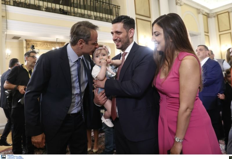 Η δεσποινίς Κυρανάκη ήταν η μασκότ της ορκωμοσίας, κέρδισε φιλί και από τον πρωθυπουργό. 