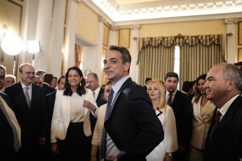 Φωτογραφίες και χαμόγελα πριν από την οικογενειακή φωτογραφία 