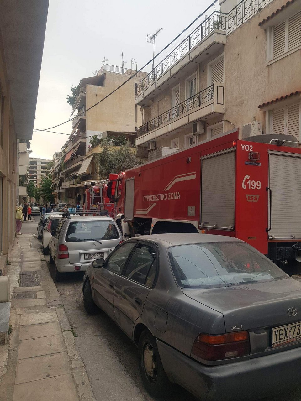 Πυροσβεστικά οχήματα έξω από γειτονιά στον Νέο Κόσμο