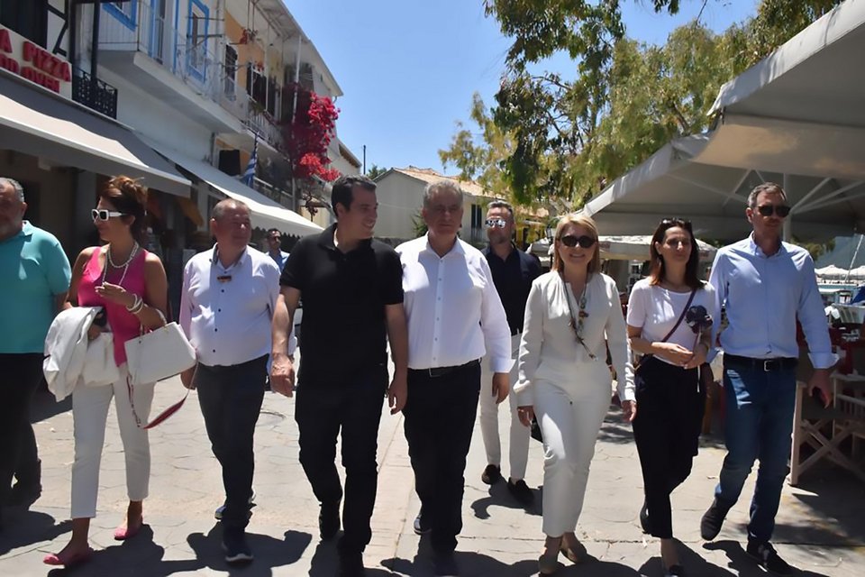 O Θάνος Πλεύρης με το κλιμάκιο της ΝΔ περπατά σε δρόμους της Λευκάδας