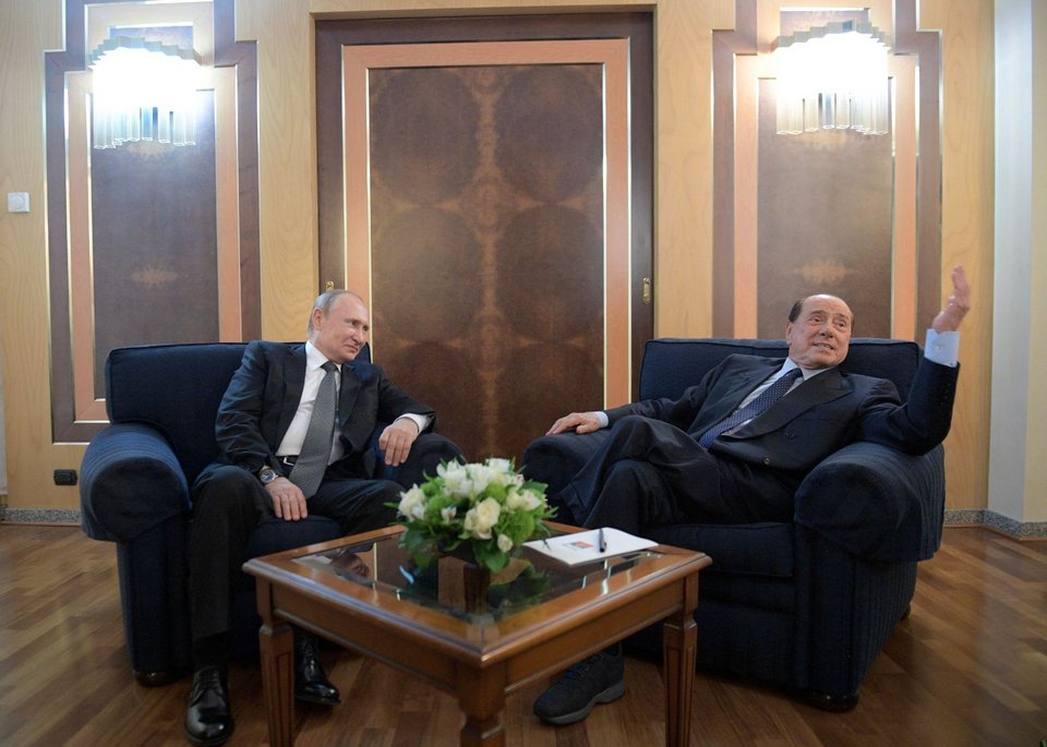 Όταν το 2019 ο Πούτιν είχε επισκεφθεί για μια και μόνη ημέρα τη Ρώμη προκειμένου να συναντηθεί με τον Πάπα, πριν φύγει πάλι για Μόσχα συνάντησε τον Μπερλουσκόνι στο αεροδρόμιο της Αιώνιας Πόλης...