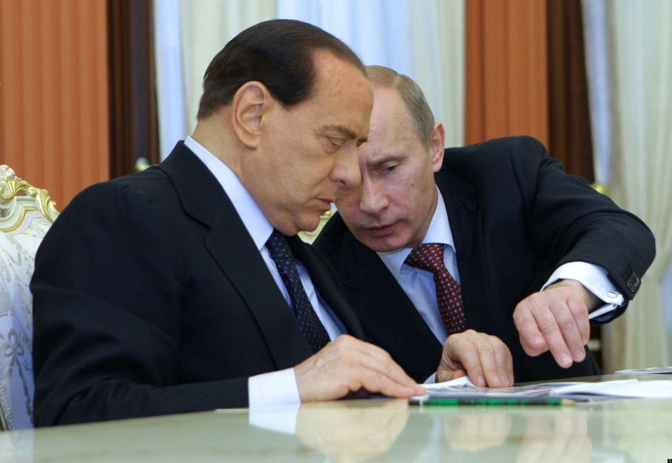 Από την επίσκεψη Μπερλουσκόνι στο Κρεμλίνο το 2009, όταν αντάλλασσε απόψεις με τον Πούτιν κατά τη διάρκεια συνάντησης με Ρώσους επιχειρηματίες στην Αγία Πετρούπολη της Ρωσίας