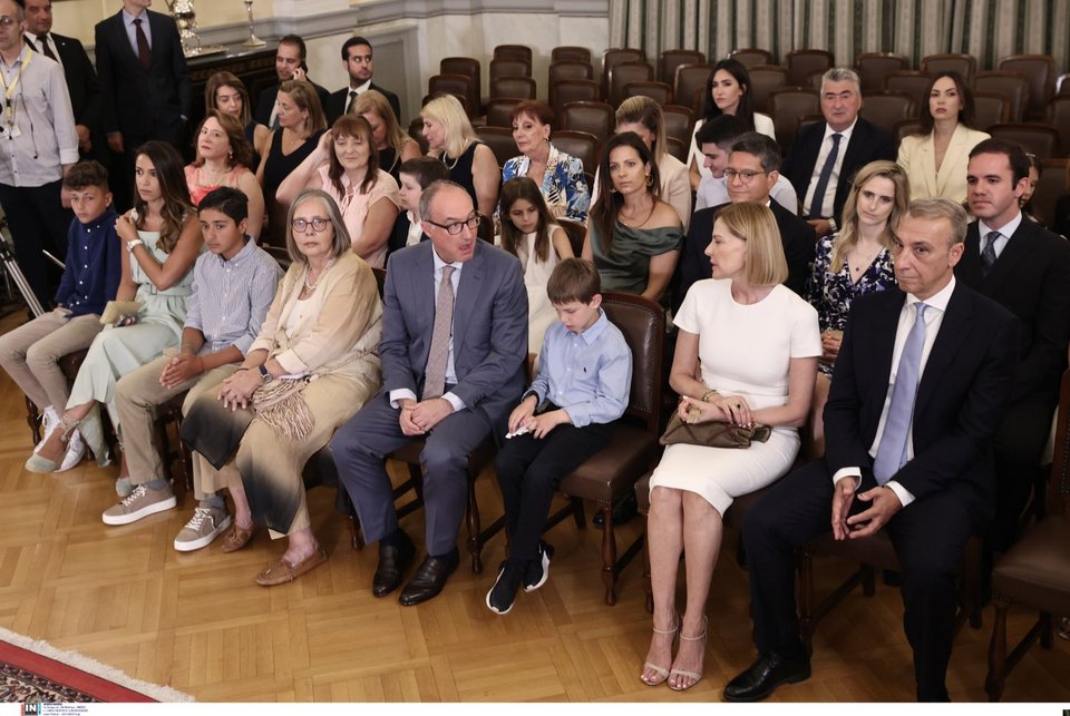 Συγγενείς των νέων μελών της κυβέρνησης παρακολουθούν την ορκωμοσία