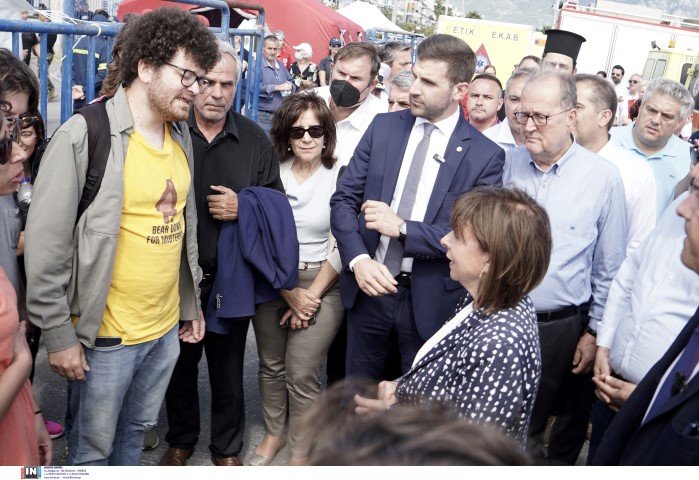 Αριστερά τα δύο μέλη του ΣΥΡΙΖΑ, δεξιά η Κατερίνα Σακελλαροπούλου / Φωτογραφία: Intimenews/ΝΙΚΗΤΑΣ ΣΠΥΡΟΠΟΥΛΟΣ