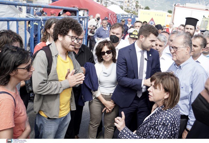 Αριστερά τα δύο μέλη του ΣΥΡΙΖΑ, δεξιά η Κ. Σακελλαροπούλου