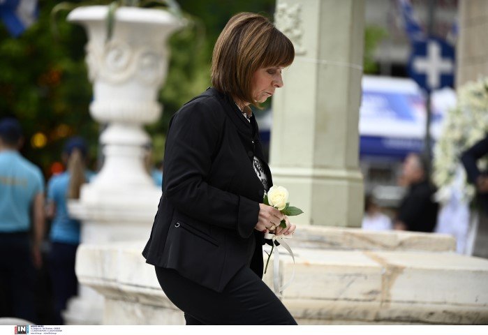 Η ΠτΔ Κατερίνα Σακελλαροπούλου στην εξόδιο ακολουθία του Γιάννη Μαρκόπουλου / Φωτογραφία: Intimenews/ΒΛΑΣΣΟΠΟΥΛΟΥ ΙΣΜΗΝΗ