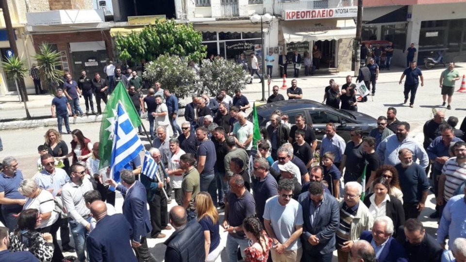 Κόσμος στο Ρέθυμνο κατά την περιοδεία του Νίκου Ανδρουλάκη στο Πέραμα Μυλοποτάμου/ Φωτογραφία: ΕΡΤ