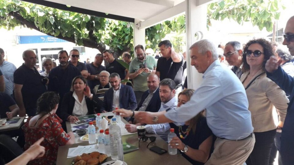Ο Νίκος Ανδρουλάκης στο Πέραμα Μυλοποτάμου, στο Ρέθυμνο/ Φωτογραφία: ΕΡΤ
