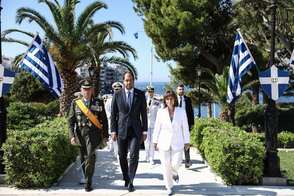 Παρουσία Σακελλαροπούλου και Κεφαλογιάννη η ορκωμοσία των νέων σημαιοφόρων σε Πολεμικό Ναυτικό - Λιμενικό Σώμα / EUROKINISSI