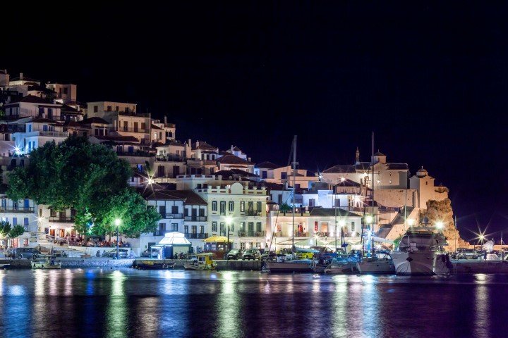 Το λιμάνι στη χώρα της Σκοπέλου