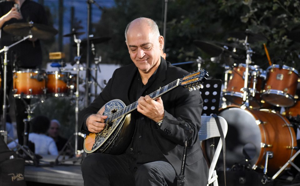 Ο βιρτουόζος του μπουζουκιού, Μανώλης Καραντίνης