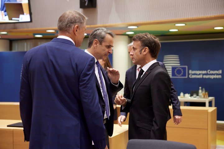 Ο Κυριάκος Μητσοτάκης με τον πρόεδρο της Γαλλίας Εμανουέλ Μακρόν στη Σύνοδο Κορυφής της ΕΕ