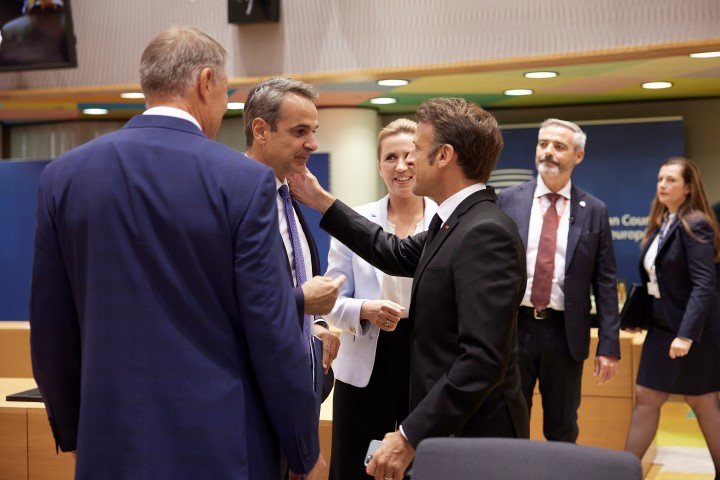 Ο Κυριάκος Μητσοτάκης με τον πρόεδρο της Γαλλίας Εμανουέλ Μακρόν στη Σύνοδο Κορυφής της ΕΕ