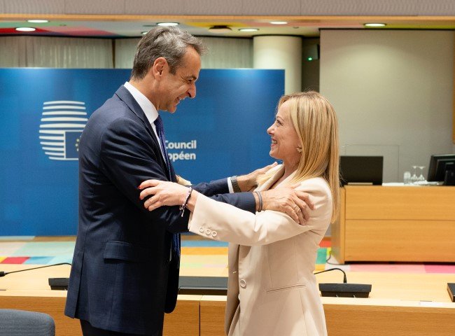 Ο Κυριάκος Μητσοτάκης με την Ιταλίδα πρωθυπουργό Τζόρτζια Μελόνι στη Σύνοδο Κορυφής της ΕΕ