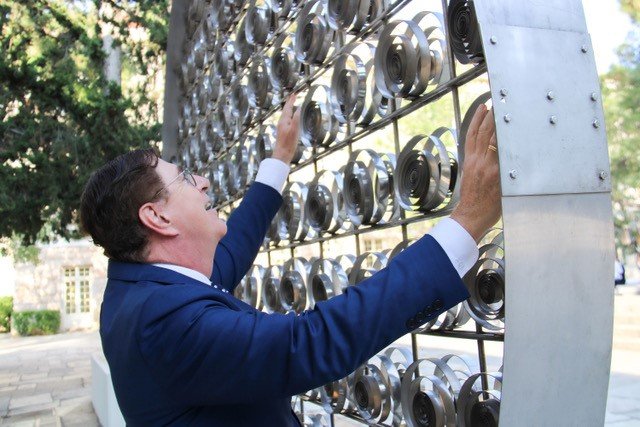 «Ο ρόλος της τέχνης είναι ευεργετικός, μάς εμπνέει να βλέπουμε πώς άλλοι άνθρωποι, όπως ο Ζογγολόπουλος ή άλλοι μεγάλοι καλλιτέχνες, έχουνε γιορτάσει τη ζωή»