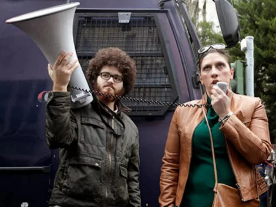Ο νεαρός που έκανε το επεισόδιο στην Καλαμάτα με την ΠτΔ, κρατά την ντουντούκα της Ζωής Κωνσταντοπούλου το 2014