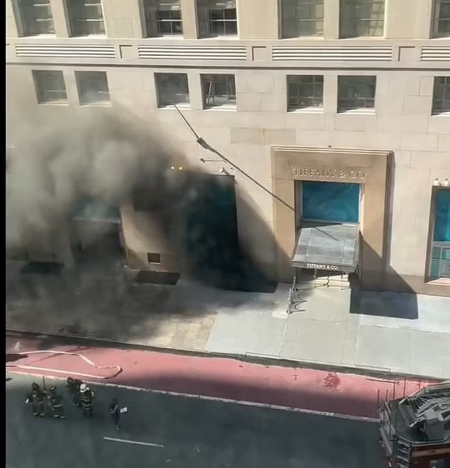 Συναγερμός στο FDNY για τη φωτιά στο Τίφανι / Twitter