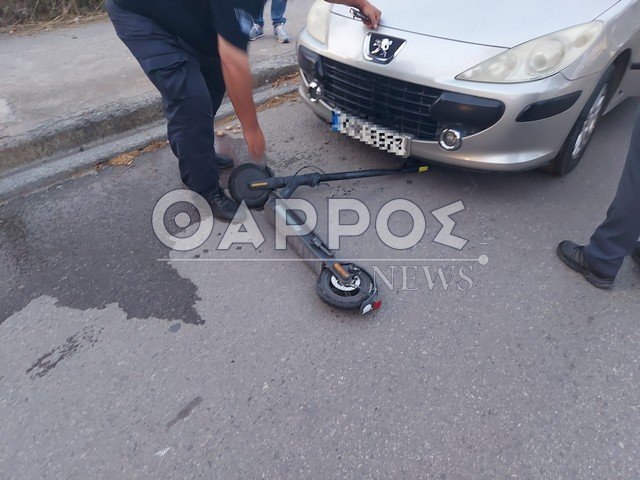 Αστυνομικός τραβάει το πατίνι από τη ρόδα του ΙΧ / Φωτογραφία tharrosnews.gr