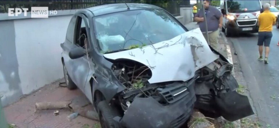 IX έπεσε σε δέντρο και σε κολόνα μετά από καταδίωξη