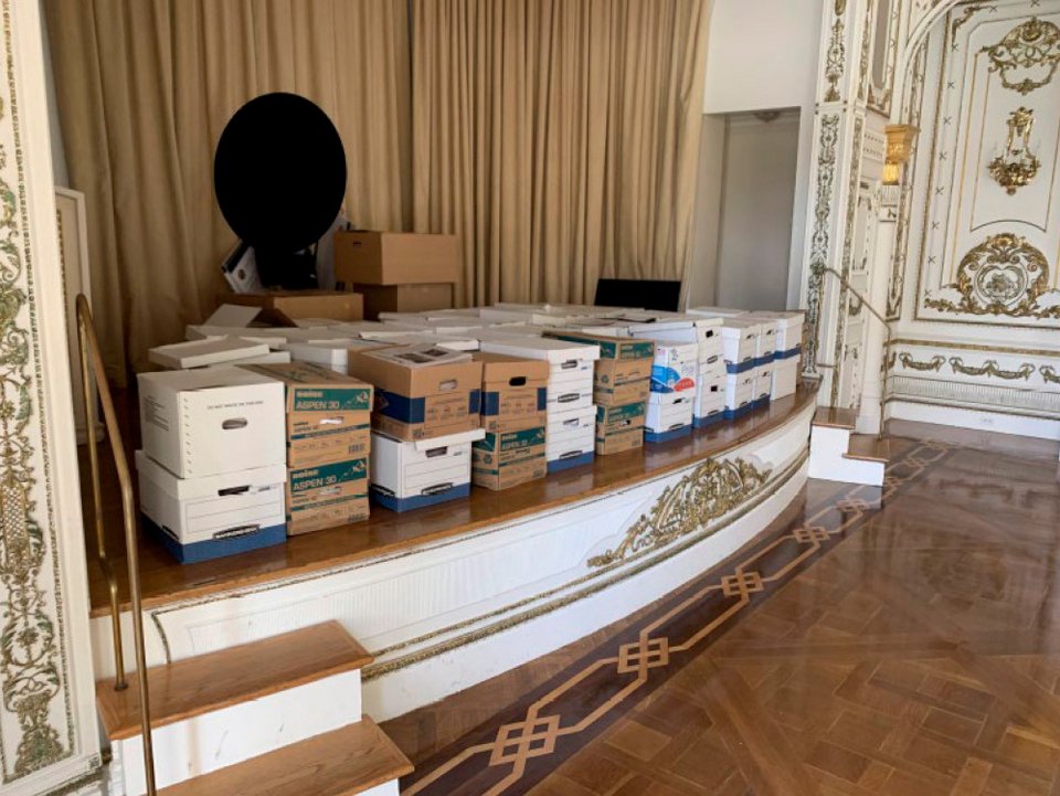 Κούτες με απόρρητα έγγραφα στην αίθουσα χορού στην έπαυλη του Ντόναλντ Τραμπ στο Μαρ-α-Λάγκο/ Φωτογραφία: AP