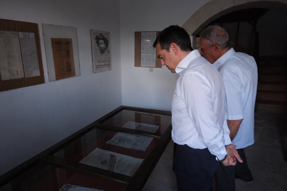 Ο Αλέξης Τσίπρας κοιτάζει εικόνες σε μουσείο