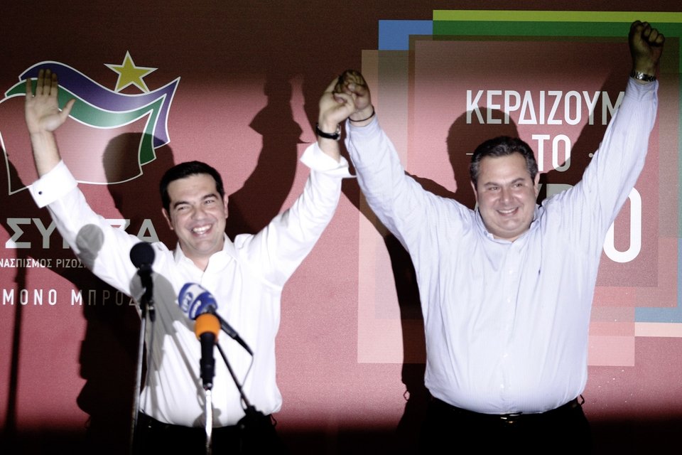 Ο Αλέξης Τσίπρας και ο Πάνος Καμμένος πανηγυρίζουν μετά τις εκλογές του Σεπτεμβρίου 2015