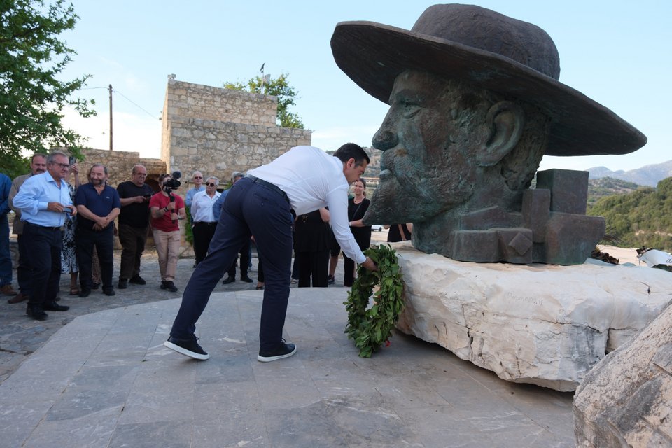 Ο Αλέξης Τσίπρας καταθέτει στεφάνι στα Ανώγεια