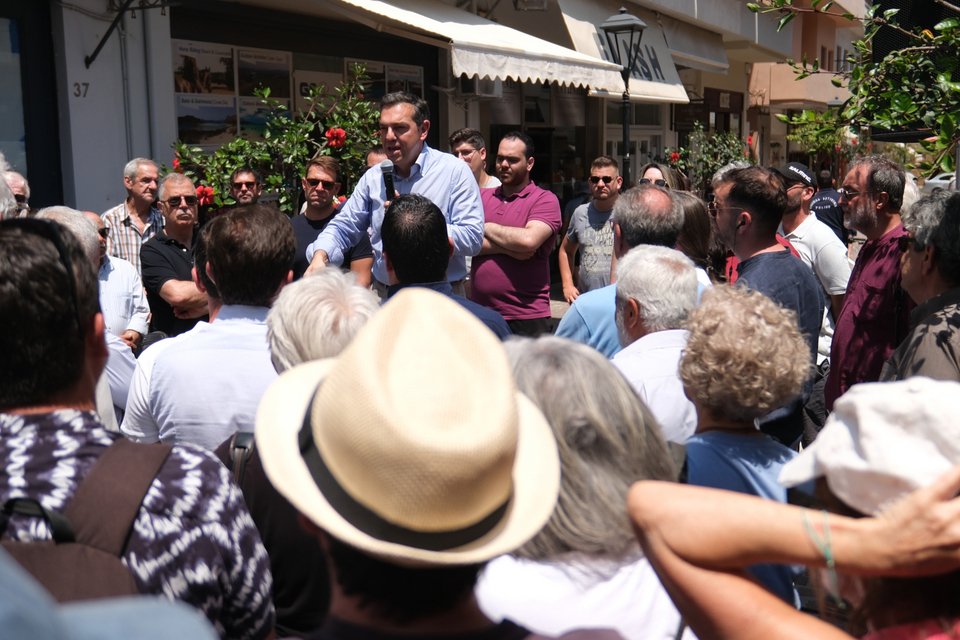 O Αλέξης Τσίπρας μιλάει σε πολίτες στα Χανιά
