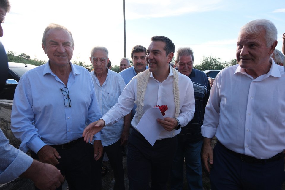Ο Αλέξης Τσίπρας με τριαντάφυλλο χαιρετά κρητικούς