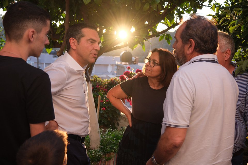 O Aλέξης Τσίπρας συνομιλεί με πολίτες στα Ζωνιανά