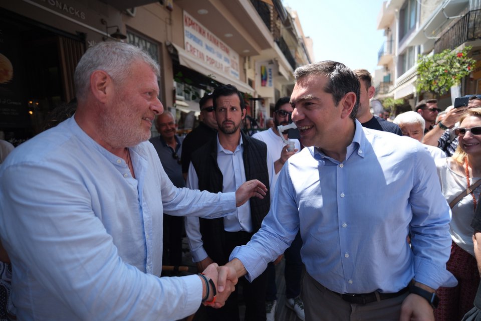 O Αλέξης Τσίπρας χαιρετά άνδρα στα Χανιά