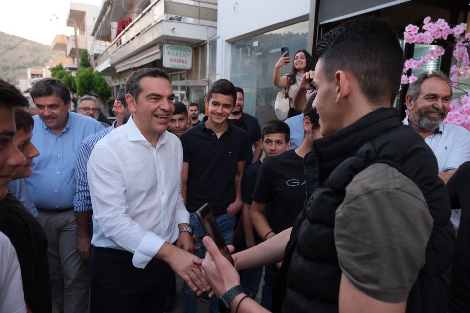 Ο Αλέξης Τσίπρας χαιρετά νέους που τον υποδέχονται στην Κρήτη
