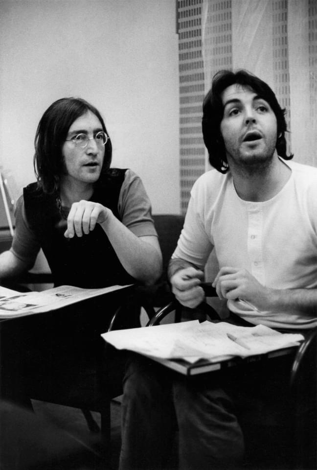 Ο Τζον Λέον και ο Πολ Μακ Κάρτνεϊ φωτογραφημένοι από τη Λίντα, σύζυγο του Πολ / Aρχείο Paul McCartney