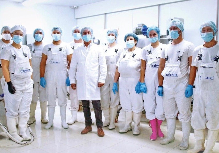 O Κώστας Δακασκαλάκης (Τζίφρης), με την ομάδα του στη μονάδα παραγωγής γαλακτοκομικών στο χωριό Στάνος / Φωτογραφία: tzifris_galaktokomika/Instagram