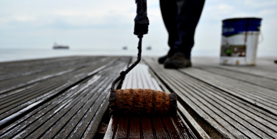 Με τη βαφή του ξύλινου ντεκ συνεχίζονται οι παρεμβάσεις