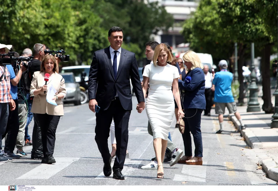 Ο νέος υπουργός Πολιτικής Προστασίας, Βασίλης Κικίλιας, με τη σύζυγό του Τζένη Μπαλατσινού 