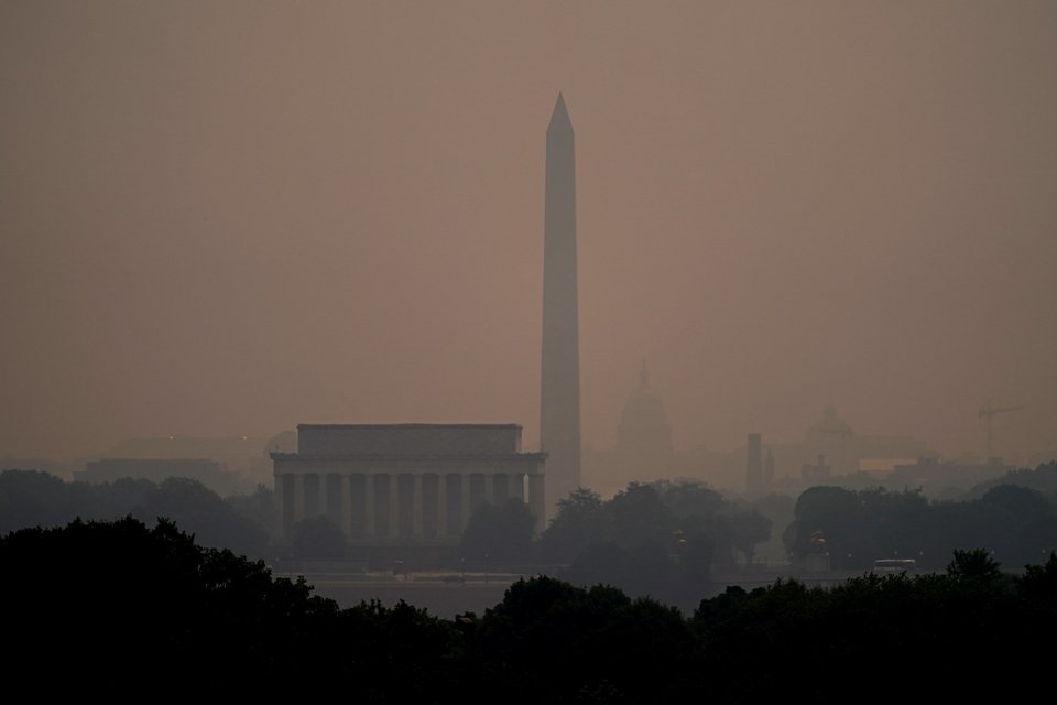 Μετά βίας διακρίνεται το National Mall στην Ουάσινγκτον