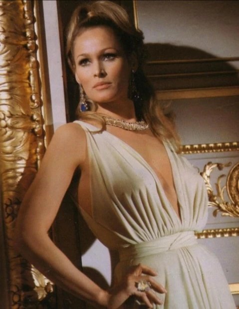 Η Ursula Andress ως Vesper Lynd στην ταινία Casino Royale του 1967