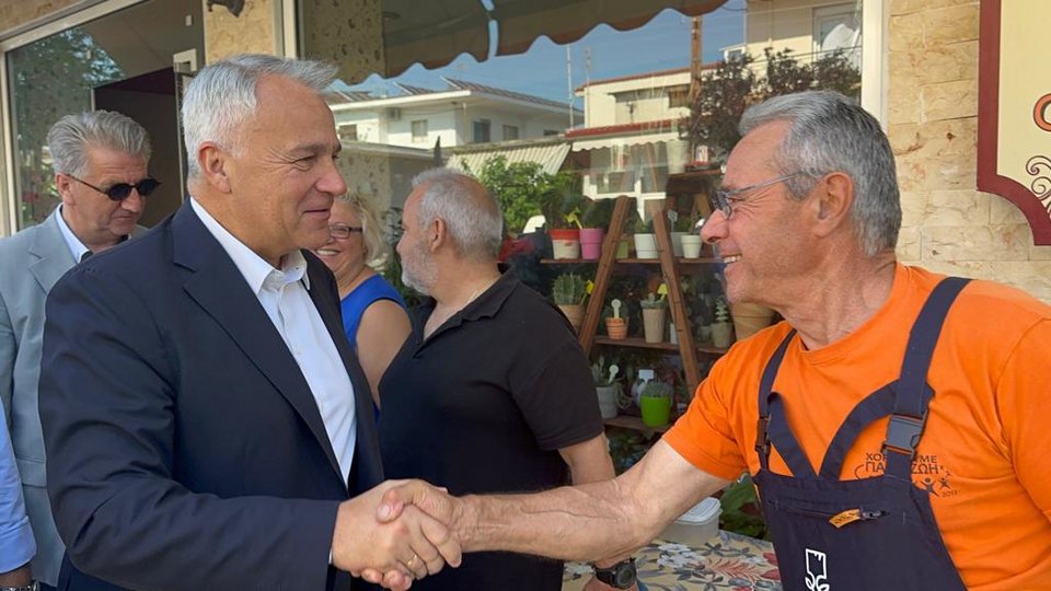 Ο Μάκης Βορίδης χαιρετά εργαζόμενο στο Κιλκίς