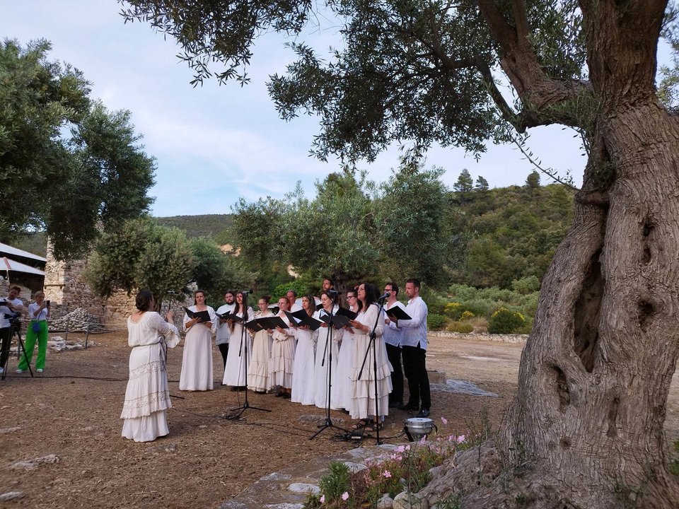 Υπό τους ήχους χορωδίας οι επισκέπτες δοκίμασαν εδέσματα