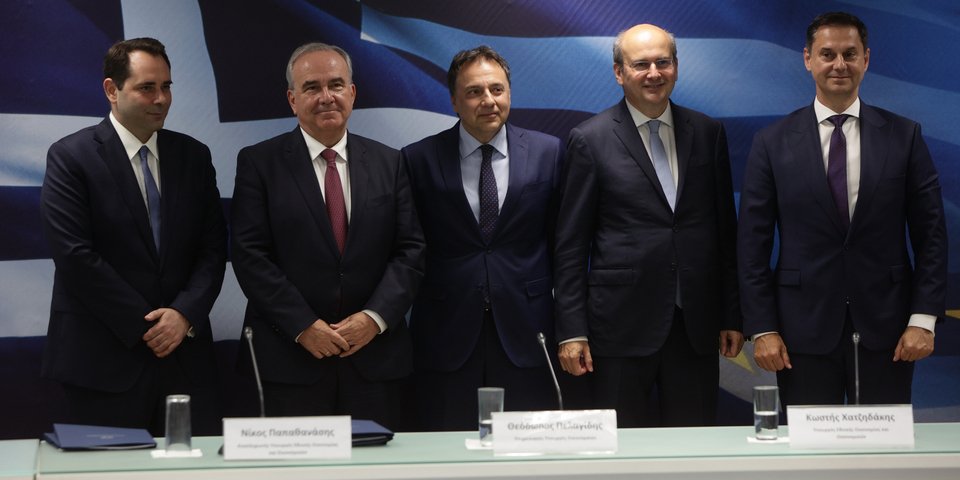 Το νέο οικονομικό επιτελείο με «τσάρο» τον Κωστή Χατζηδάκη / Φωτογραφία: ΒΑΣΙΛΗΣ ΡΕΜΠΑΠΗΣ/EUROKINISSI