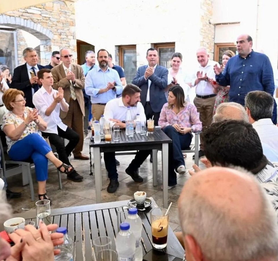 Χαρδαλιάς και Ζαχαράκη συνομιλούν με κόσμο σε καφέ στο Πήλιο