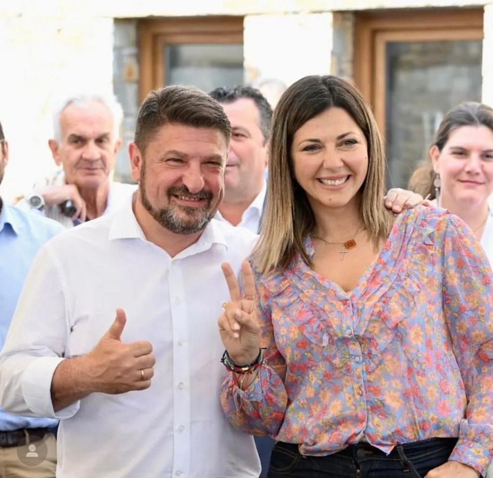 Ζαχαράκη και Χαρδαλιάς ποζάρουν για φωτογραφία