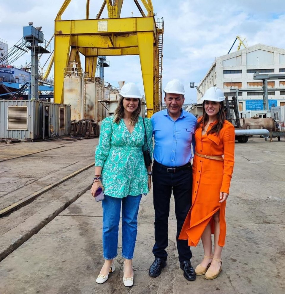 Η Σοφία Ζαχαράκη, ο Γιάννης Βρούτσης και η Δόμνα Μιχαηλίδου στη Σύρο 